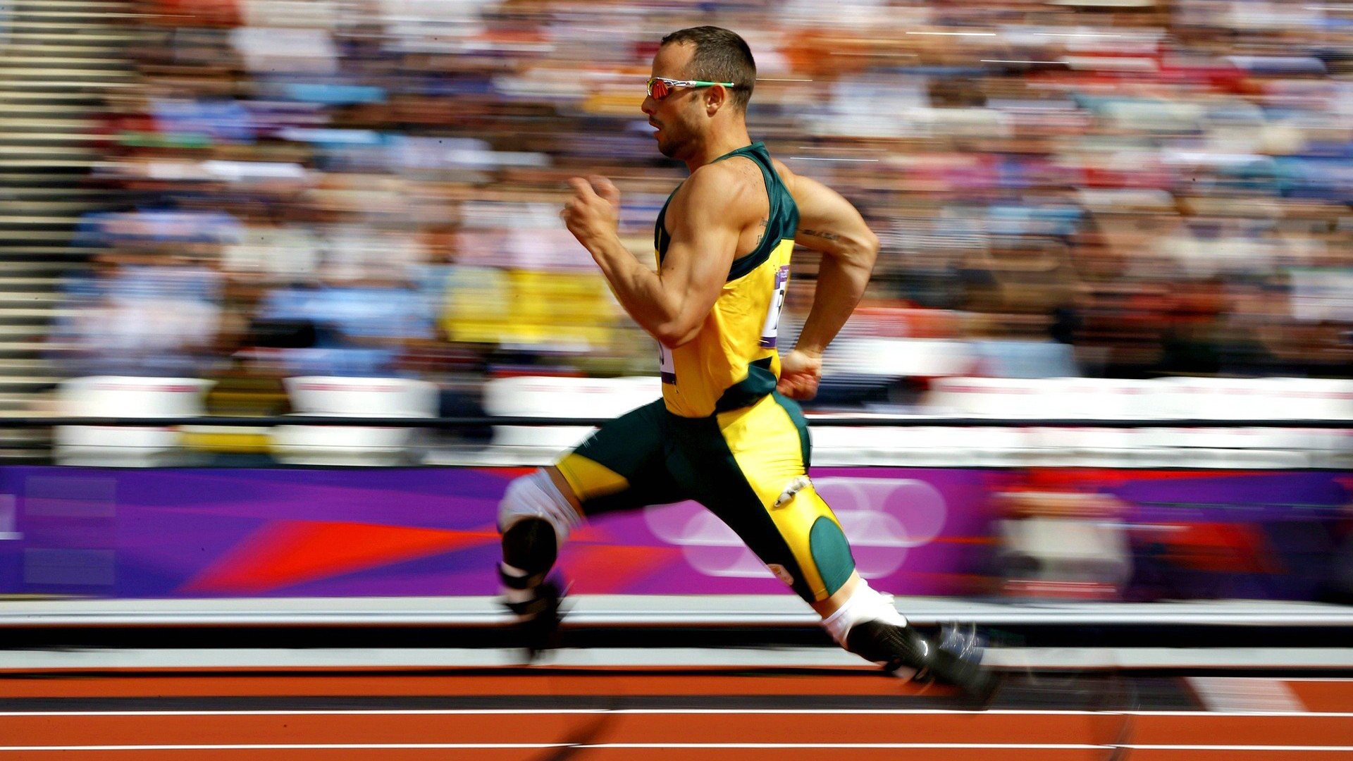 《比赛现场:观众热情点燃整个舞台》,观众在比赛现场用英语怎么说